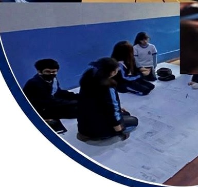 Estudiantes participando en actividades