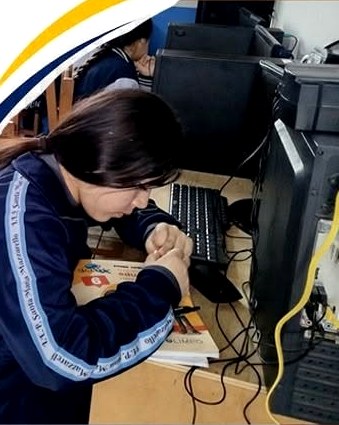 Estudiantes en sala de computación